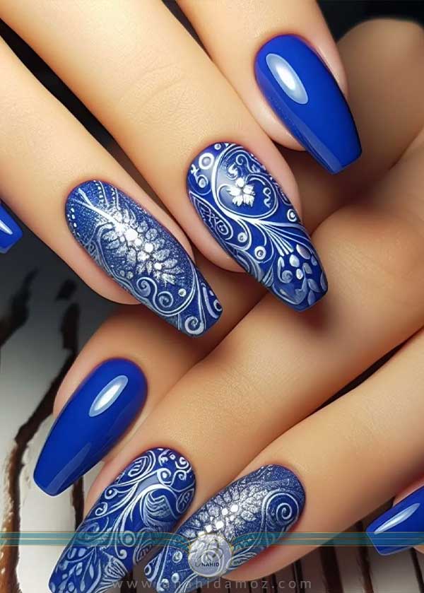آبی رویال با ناخن های نقره ای