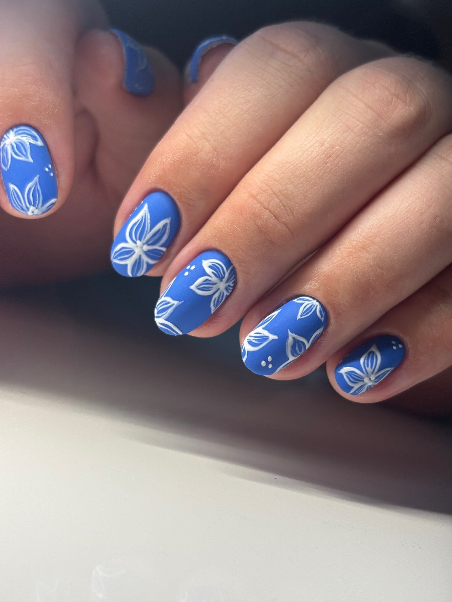 ناخن مات با طرح شکوفه‌های آبی