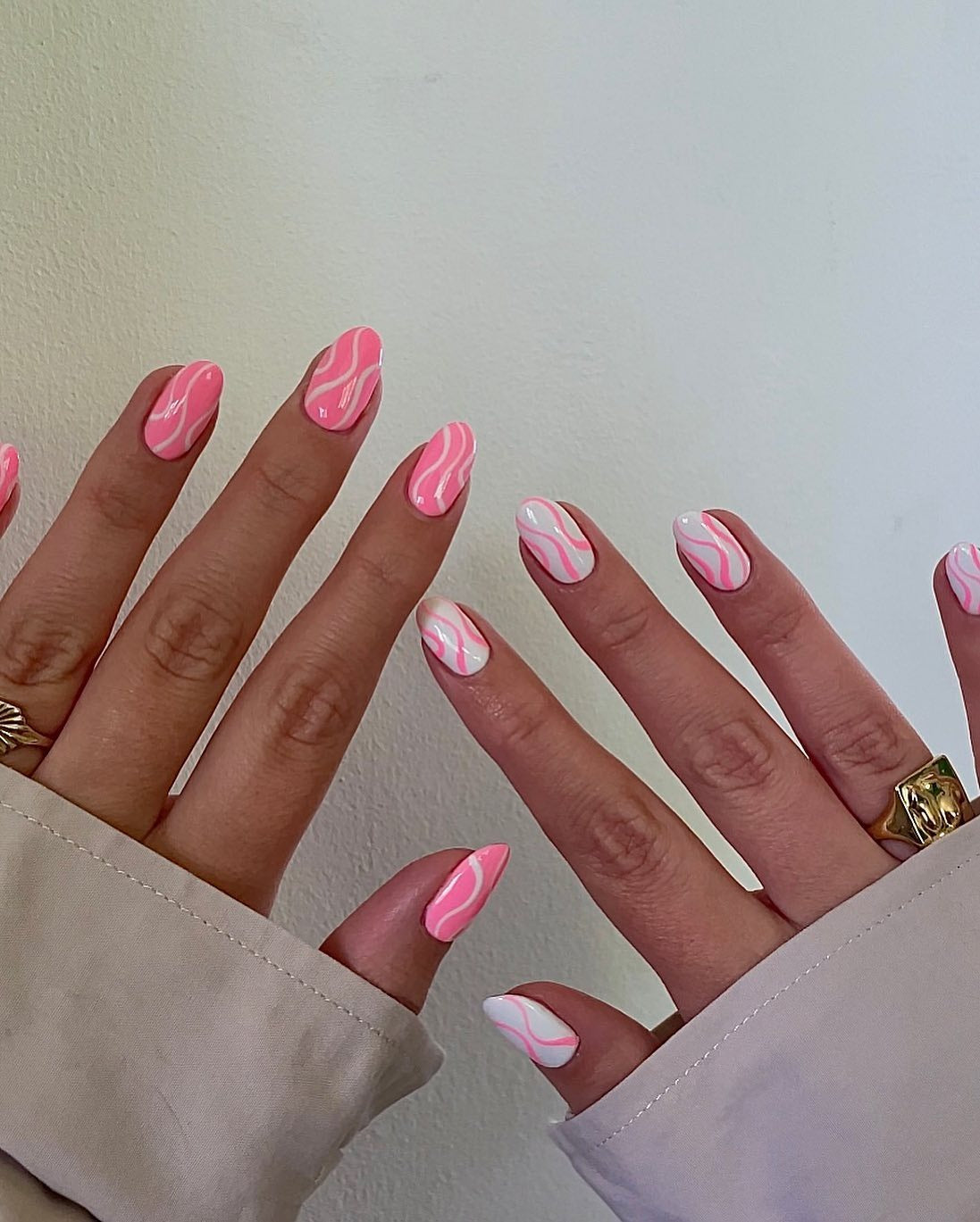 Bubblegum Wave Swirl Nails