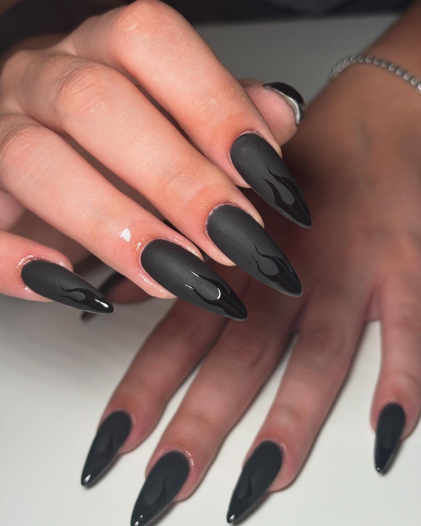 ناخن مات با طرح شعله مشکی