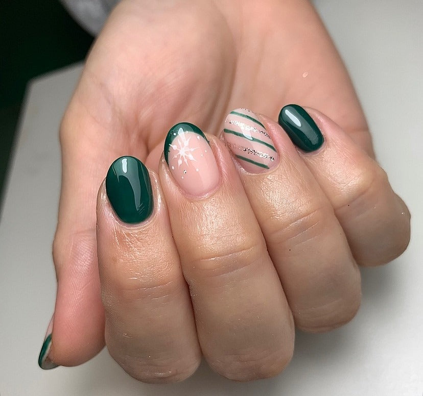 طرح ناخن کریسمسی با نوارها و دانه‌های برف