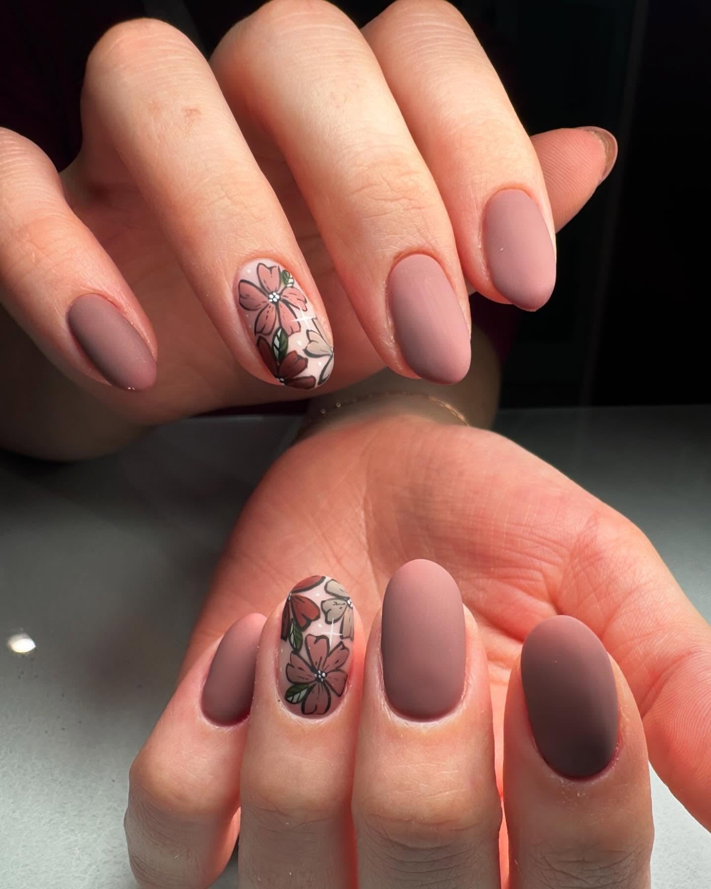 ناخن مات گل‌دار رُزوود