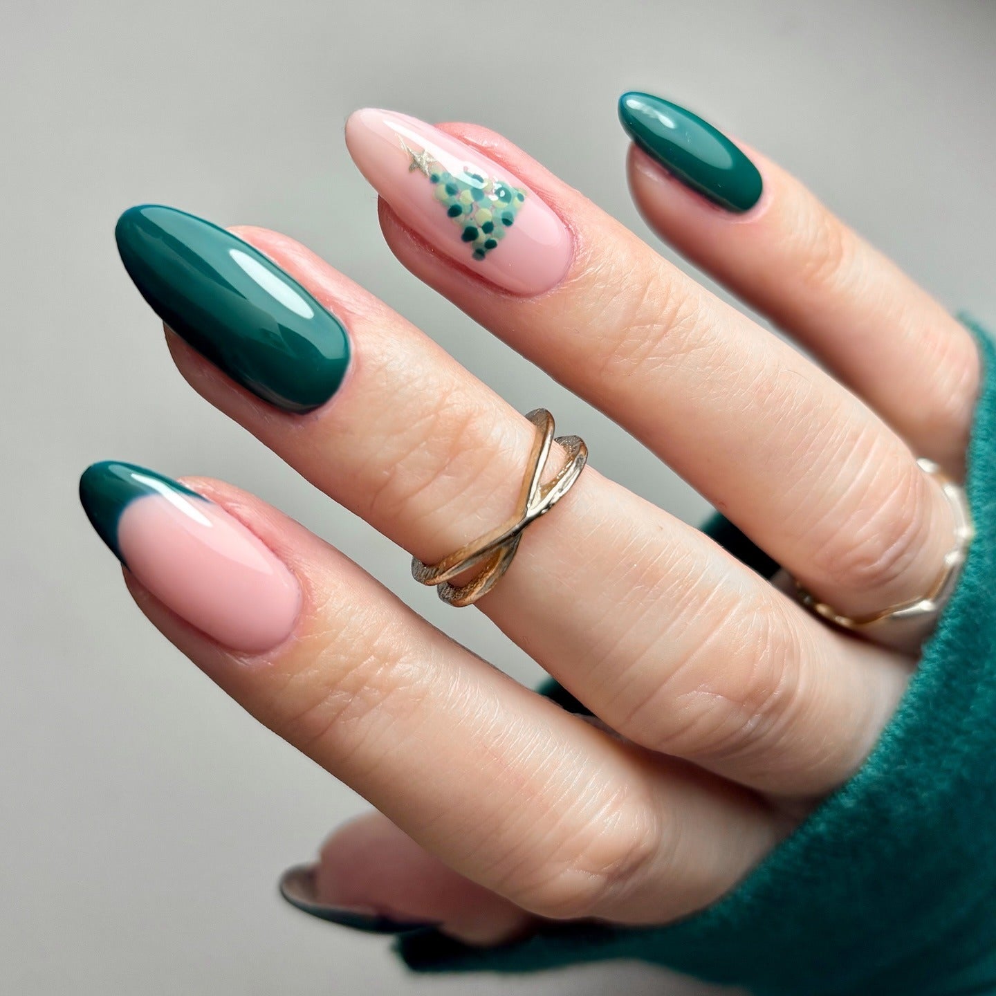 طرح ناخن کریسمسی با رنگ سبز تیره