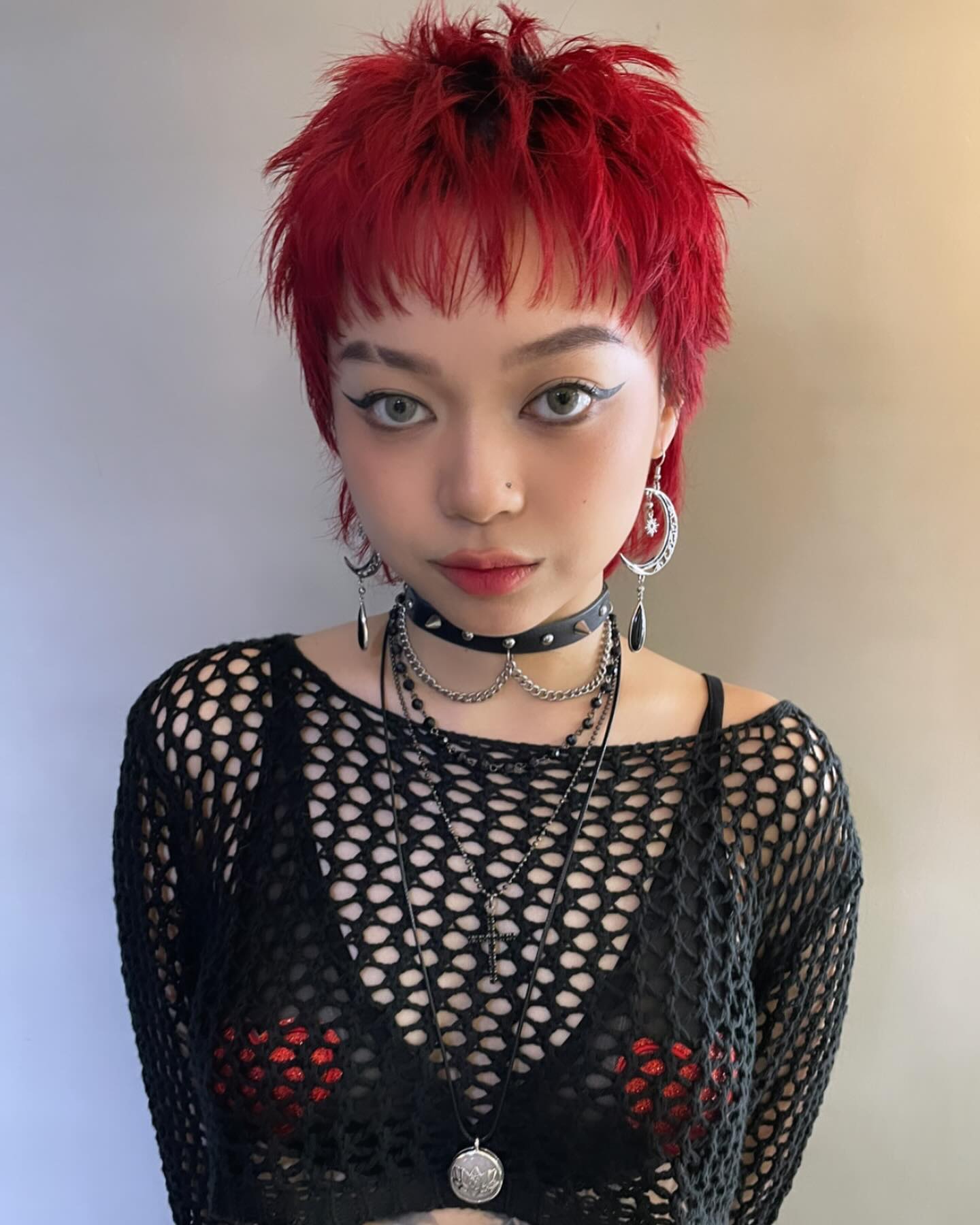 ۱۰. شیک شورشی: شگ میخ دار و جسورانه با استعداد زرشکی